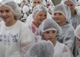 Вбудована мініатюра для Геннадій Вацак втілює дитячі мрії. 60 дітей з Мурованих Куриловець відвідали Могилів-Подільський та Кондитерський Дім.