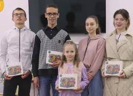 Вбудована мініатюра для Живопис та планшети. У монтажному коледжі - день подарунків