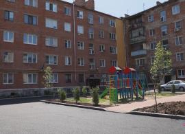 Вбудована мініатюра для Це- круто! Родина Геннадія Вацака оновила двори Стависької 54-56.