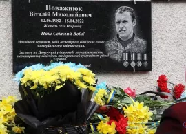 Вбудована мініатюра для В Озаринцях встановили меморіальну дошку загиблому земляку , воїну Віталію Поважнюку