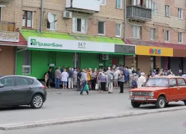 Вбудована мініатюра для Що дають? Біля ПриватБанку великі черги